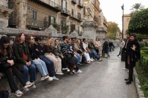 Gruppo seduti difronte alla Cattedrale di Palermo