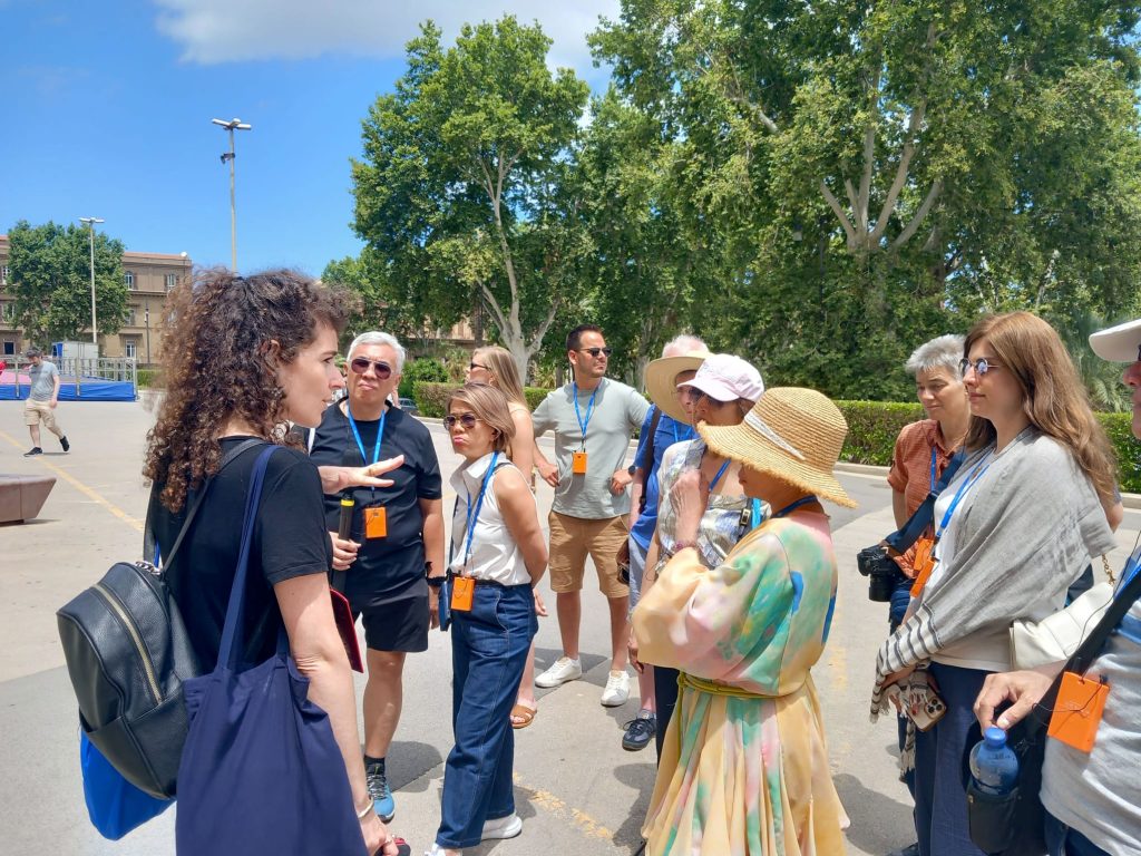 Turisti con Deborah difronte al Palazzo dei Normanni