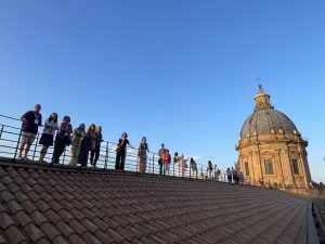 Gruppo turisti con Deborah sui tetti della Cattedrale