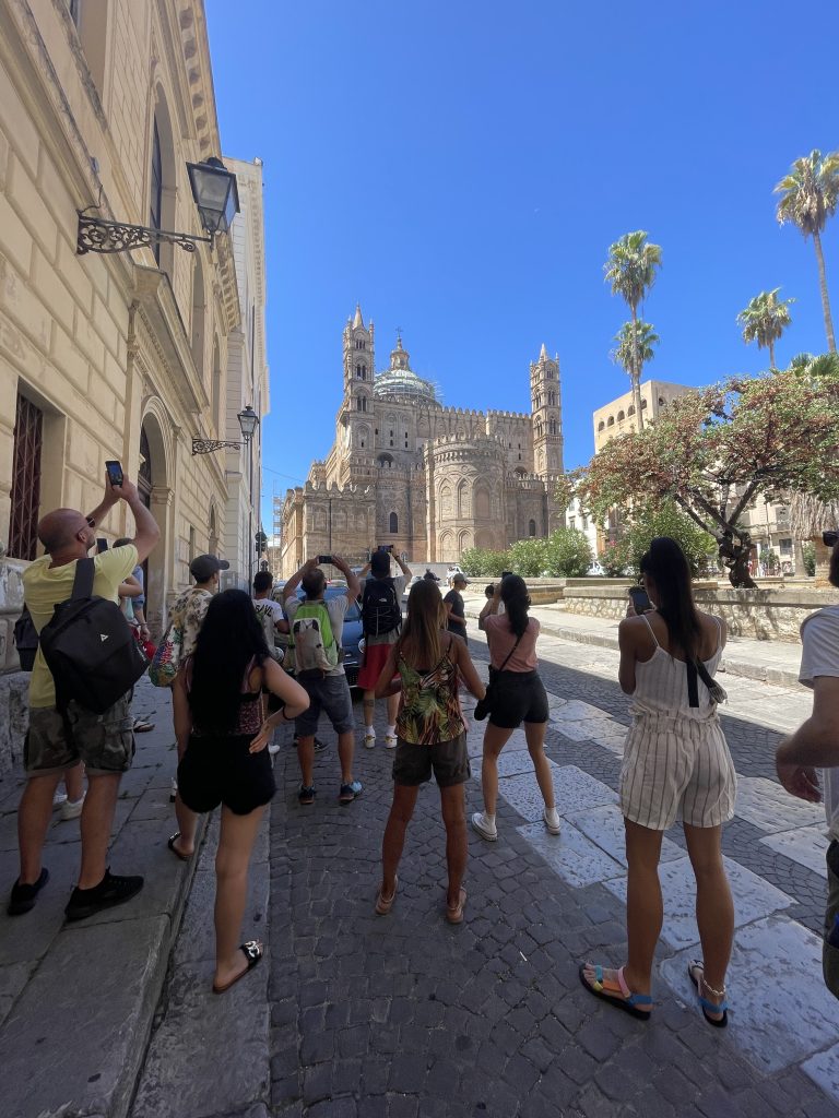 Gruppo Turisti foto alla Cattedrale di Palermo