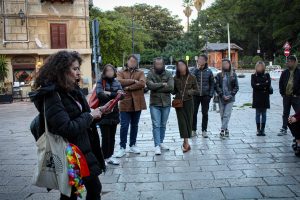 Gruppo tour con Deborah a Piazza Marina